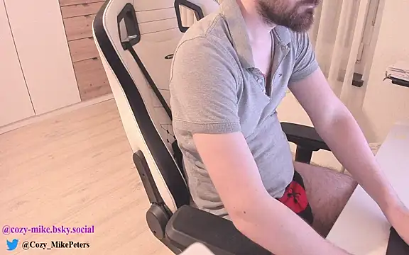 Snapshot of cozy-mike chatting on March 19, 12:04 am cozy-mike online show from March 19, 12:04 am