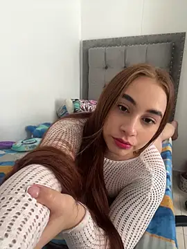 Snapshot of Elena222_ chatting on June 20, 6:33 pm Elena222 online show from June 20, 6:33 pm