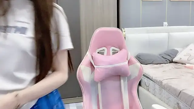 Snapshot of ANNA102 chatting on March 10, 7:35 am ANNA102 online show from March 10, 7:35 am