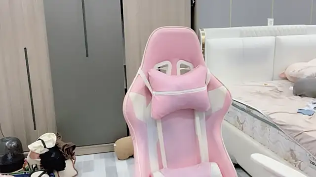 Snapshot of ANNA102 chatting on March 12, 7:47 am ANNA102 online show from March 12, 7:47 am