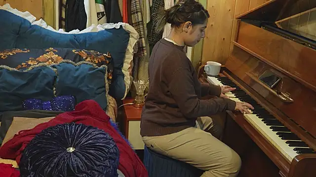 Snapshot of VanessaDoyle chatting on September 23, 4:32 pm VanessaDoyle online show from September 23, 4:32 pm