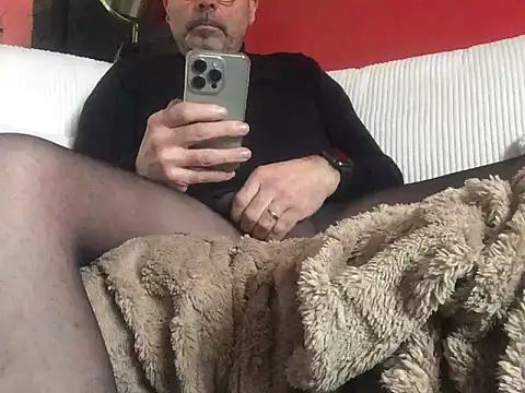 Snapshot of louh261 chatting on March 30, 1:34 pm louh261 online show from March 30, 1:34 pm