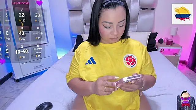 Snapshot of MelanyShayk chatting on June 27, 10:59 pm MelanyShayk online show from June 27, 10:59 pm