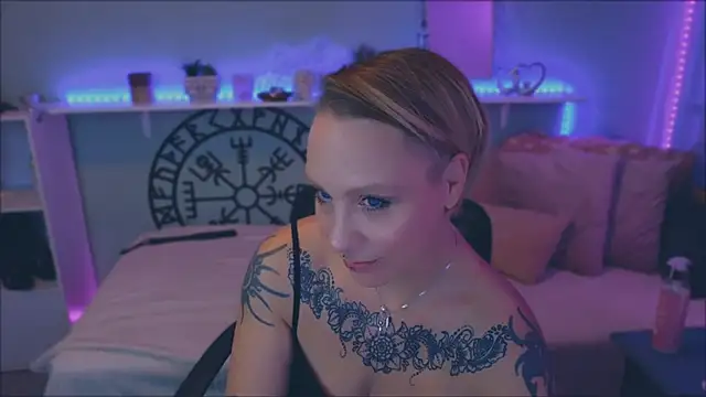 Snapshot of Jan_ina chatting on December 10, 5:00 pm Jan ina online show from December 10, 5:00 pm