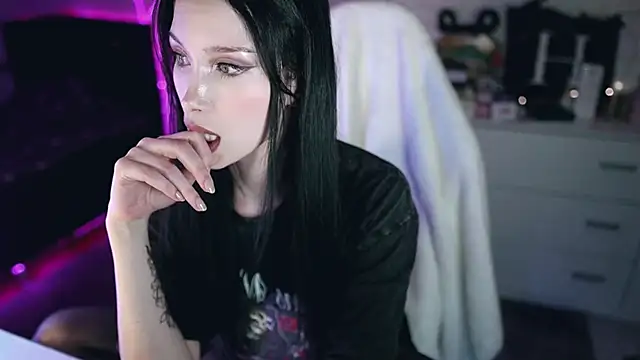 Snapshot of _Uindi_ chatting on December 9, 7:39 pm  Uindi  online show from December 9, 7:39 pm