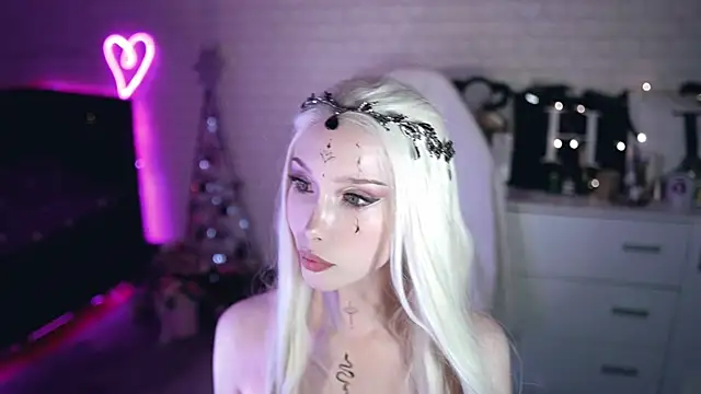 Snapshot of _Uindi_ chatting on February 6, 8:23 pm  Uindi  online show from February 6, 8:23 pm