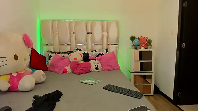 viioolleettaa online show from December 7, 9:06 am