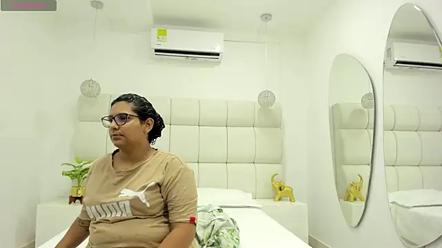 DanielleEvans  online show from September 30, 11:04 am