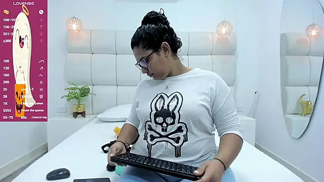 DanielleEvans  online show from October 29, 11:23 am