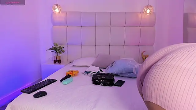 DanielleEvans  online show from November 7, 11:32 am