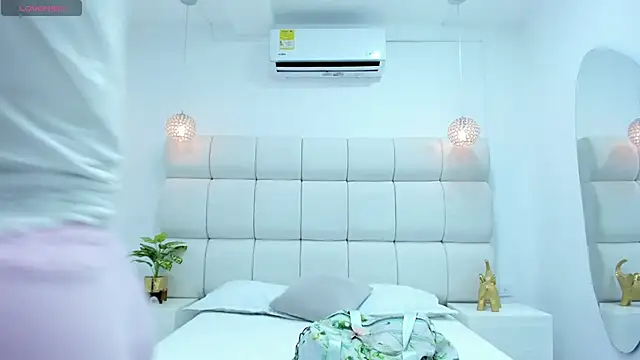 DanielleEvans  online show from November 14, 11:31 am