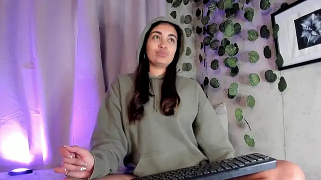 Snapshot of aisha_es chatting on March 18, 9:10 pm aisha es online show from March 18, 9:10 pm