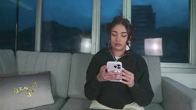 Snapshot of aisha_es chatting on May 23, 10:41 am aisha es online show from May 23, 10:41 am