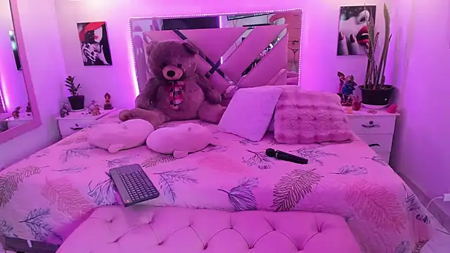 Snapshot of Karly_moon chatting on June 10, 9:46 pm Karly moon online show from June 10, 9:46 pm