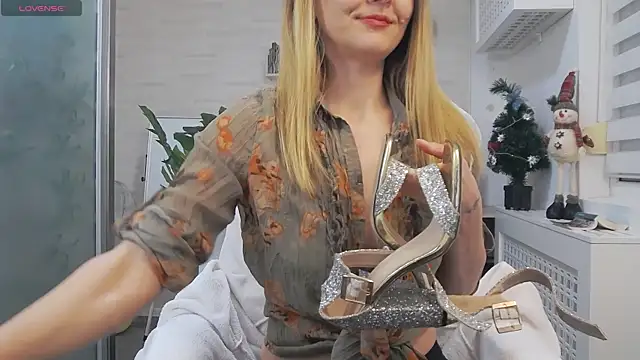 EllaMilf  online show from December 12, 7:37 pm