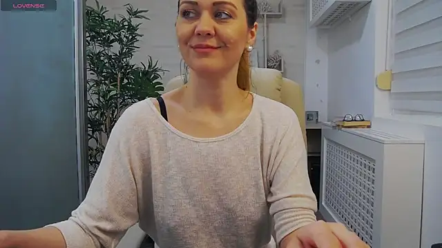 EllaMilf  online show from January 25, 8:42 am