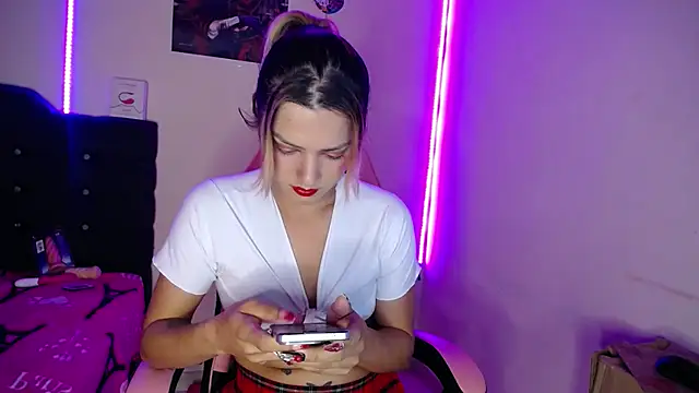 Snapshot of yuliana_19 chatting on October 18, 2:40 pm yuliana 19 online show from October 18, 2:40 pm