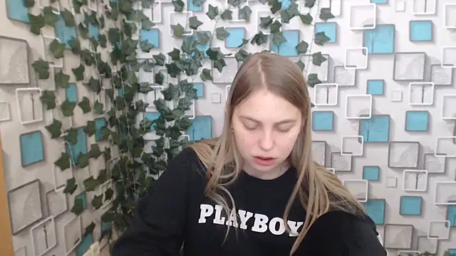 Snapshot of klerkarina chatting on February 19, 9:17 am klerkarina online show from February 19, 9:17 am