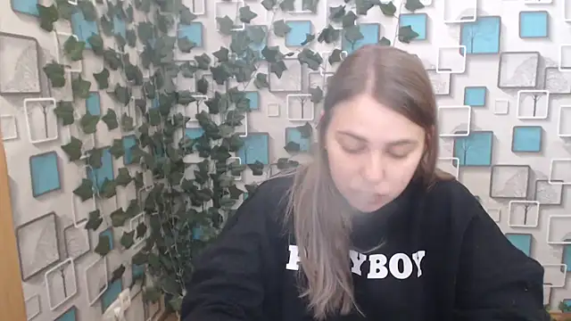 Snapshot of klerkarina chatting on February 21, 5:35 am klerkarina online show from February 21, 5:35 am