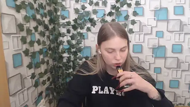 Snapshot of klerkarina chatting on March 5, 8:43 am klerkarina online show from March 5, 8:43 am