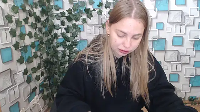 Snapshot of klerkarina chatting on October 3, 5:15 am klerkarina online show from October 3, 5:15 am