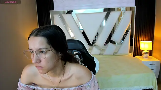 Linda4Petite online show from January 5, 6:55 pm