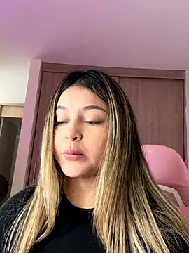 lunablossom  online show from October 18, 3:13 pm