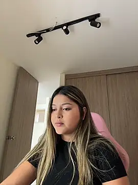 lunablossom  online show from April 24, 8:22 pm