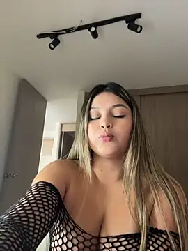 lunablossom  online show from May 8, 9:42 pm