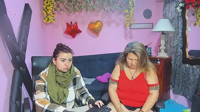 Snapshot of lesbiancuple chatting on March 6, 11:50 am lesbiancuple online show from March 6, 11:50 am