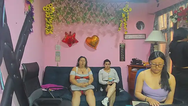 Snapshot of lesbiancuple chatting on March 25, 12:00 pm lesbiancuple online show from March 25, 12:00 pm