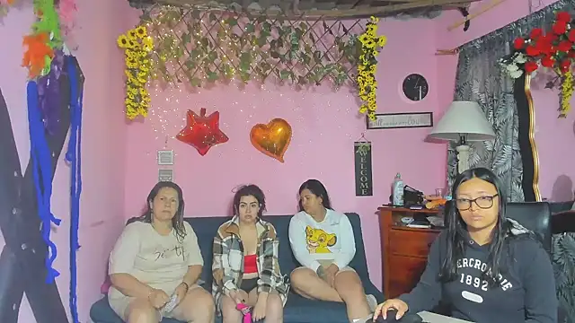 Snapshot of lesbiancuple chatting on March 28, 11:32 am lesbiancuple online show from March 28, 11:32 am