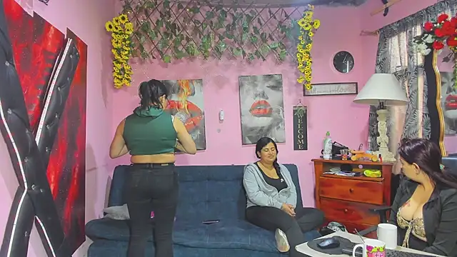 Snapshot of lesbiancuple chatting on April 1, 12:06 pm lesbiancuple online show from April 1, 12:06 pm