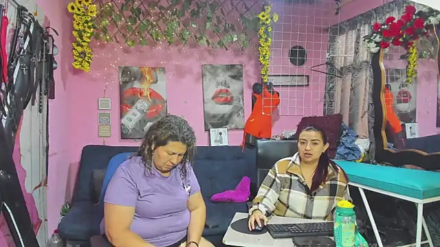 lesbiancuple online show from May 19, 12:33 pm