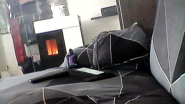 Snapshot of mickzizi chatting on March 25, 10:10 am mickzizi online show from March 25, 10:10 am