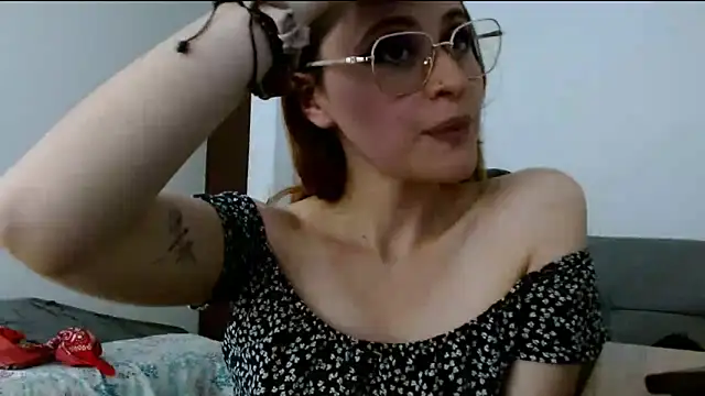 Snapshot of Juls_winter_ chatting on April 15, 7:21 pm Juls winter online show from April 15, 7:21 pm