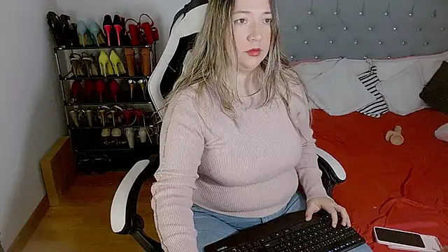 Snapshot of isabella_rossse chatting on November 6, 12:50 pm isabella rossse online show from November 6, 12:50 pm