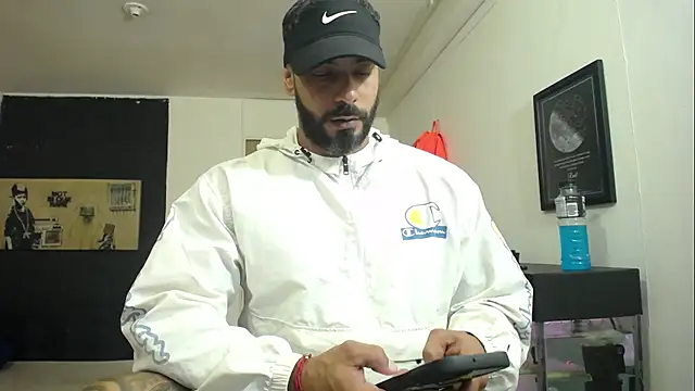 Snapshot of romeolovedark chatting on January 17, 1:15 am romeolovedark online show from January 17, 1:15 am