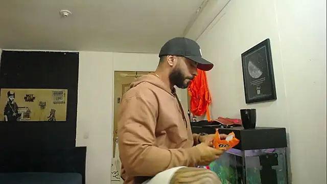 Snapshot of romeolovedark chatting on January 29, 6:54 am romeolovedark online show from January 29, 6:54 am