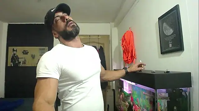 Snapshot of romeolovedark chatting on February 15, 3:20 am romeolovedark online show from February 15, 3:20 am