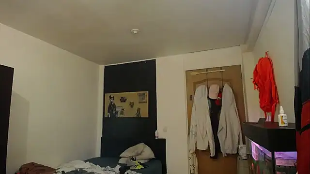 Snapshot of romeolovedark chatting on February 17, 8:04 pm romeolovedark online show from February 17, 8:04 pm