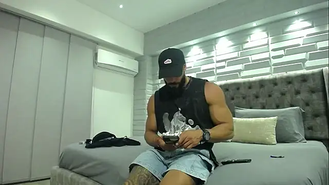 Snapshot of romeolovedark chatting on February 19, 4:55 am romeolovedark online show from February 19, 4:55 am