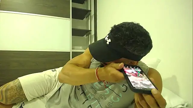 Snapshot of romeolovedark chatting on March 13, 3:44 am romeolovedark online show from March 13, 3:44 am