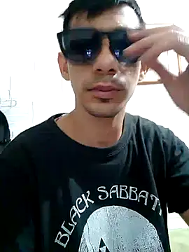 Snapshot of littleKingfire chatting on February 21, 6:47 am littleKingfire online show from February 21, 6:47 am