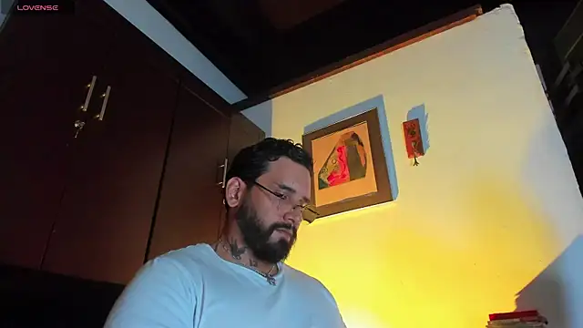 Snapshot of CamiloGray_ chatting on April 22, 3:24 pm CamiloGray online show from April 22, 3:24 pm