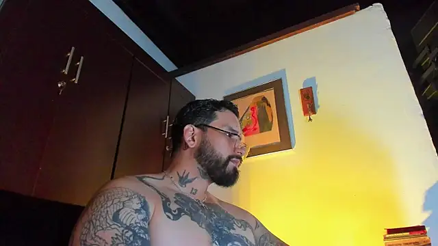 Snapshot of CamiloGray_ chatting on May 27, 2:14 pm CamiloGray online show from May 27, 2:14 pm