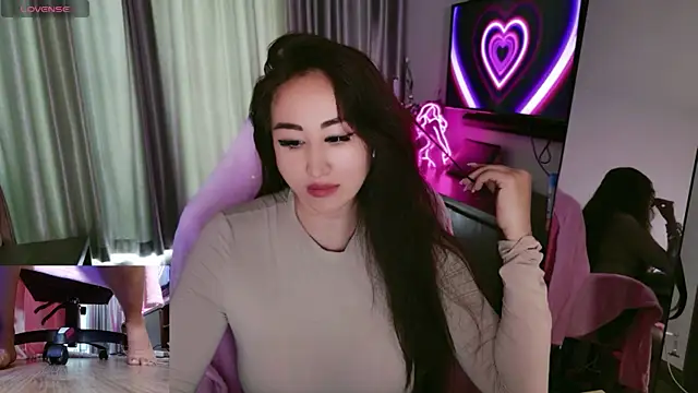 Snapshot of AsianQueens chatting on October 27, 3:21 am AsianQueens online show from October 27, 3:21 am