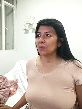 Snapshot of aisha_latina chatting on February 17, 1:29 pm aisha latina online show from February 17, 1:29 pm