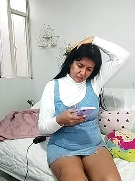 Snapshot of aisha_latina chatting on February 18, 2:24 pm aisha latina online show from February 18, 2:24 pm