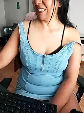 Snapshot of aisha_latina chatting on March 3, 2:34 pm aisha latina online show from March 3, 2:34 pm